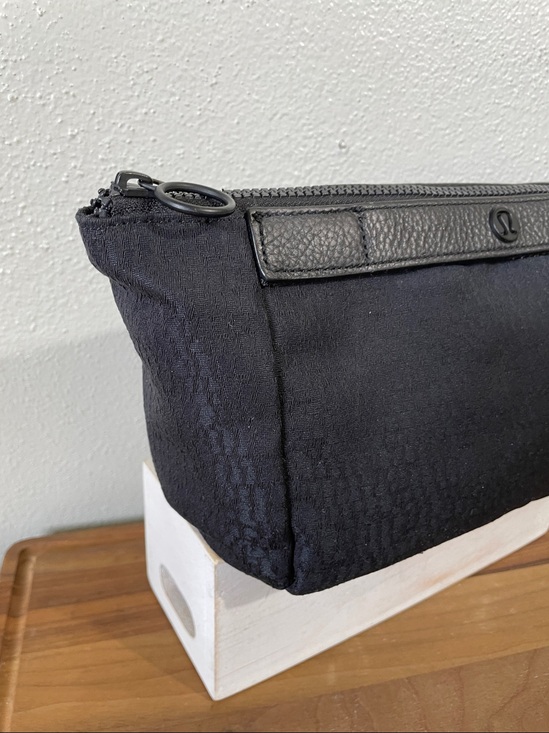 lululemon black makeup bag Feeling Ready Pouch Mini (Black) : Beauty & Personal Care Take your beauty routine on the road Lululemon + Everywhere Belt Bag